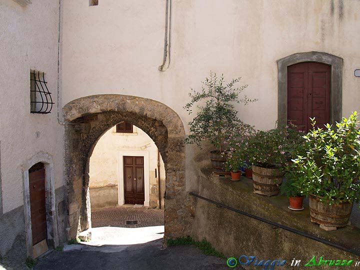34-P7256879+.jpg - 34-P7256879+.jpg - Il borgo medievale fortificato di Castrovalva, frazione di Anversa degli Abruzzi.